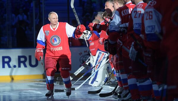 Президент РФ Владимир Путин перед началом гала-матча VI Всероссийского фестиваля Ночной хоккейной лиги в ледовом дворце Большой Олимпийского парка Сочи Президент РФ Владимир Путин перед началом гала-матча VI Всероссийского фестиваля Ночной хоккейной лиги в ледовом дворце Большой Олимпийского парка Сочи