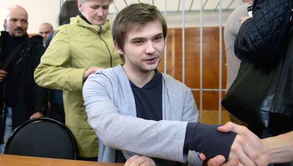 Блогер Руслан Соколовский, обвиняемый в возбуждении вражды и оскорблении чувств верующих за игру в Pokemon Go в Храме-на-Крови, после оглашения приговора в Верх-Исетском районном суде Екатеринбурга. Архивное фото Блогер Руслан Соколовский, обвиняемый в возбуждении вражды и оскорблении чувств верующих за игру в Pokemon Go в Храме-на-Крови, после оглашения приговора в Верх-Исетском районном суде Екатеринбурга. Архивное фото