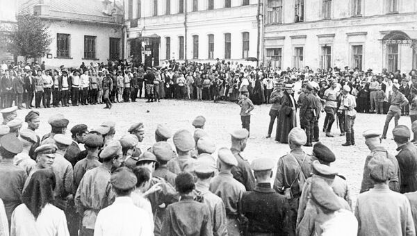 Молебен на улице Москвы в дни июньского наступления на фронте во время Первой мировой войны Молебен на улице Москвы в дни июньского наступления на фронте во время Первой мировой войны