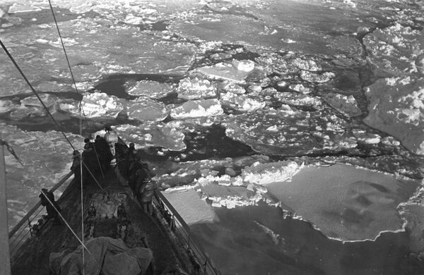 Ледокол Таймыр пробивает путь через льды Гренландского моря к СП-1 Ледокол Таймыр пробивает путь через льды Гренландского моря к СП-1