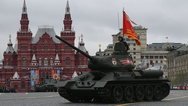 Средний танк Т-34-85 на военном параде, посвященном 72-й годовщине Победы в Великой Отечественной войне 1941-1945 годов Средний танк Т-34-85 на военном параде, посвященном 72-й годовщине Победы в Великой Отечественной войне 1941-1945 годов