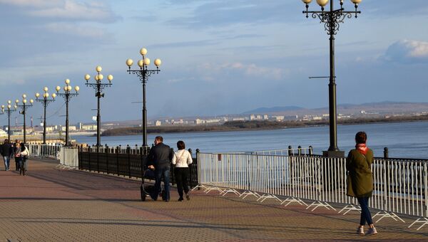 Городская набережная вдоль реки Амур в Хабаровске. Архивное фото Городская набережная вдоль реки Амур в Хабаровске. Архивное фото