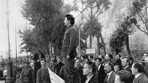 Лев Троцкий, выступает у могилы жертв, погибших в результате террористического акта, совершённого группой анархистов с целью уничтожения руководства московского комитета РКП(б) Лев Троцкий, выступает у могилы жертв, погибших в результате террористического акта, совершённого группой анархистов с целью уничтожения руководства московского комитета РКП(б)