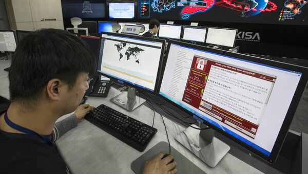 Сотрудник корейского агентства по интернет-безопасности в Сеуле наблюдает за распространением вируса WannaCry Сотрудник корейского агентства по интернет-безопасности в Сеуле наблюдает за распространением вируса WannaCry