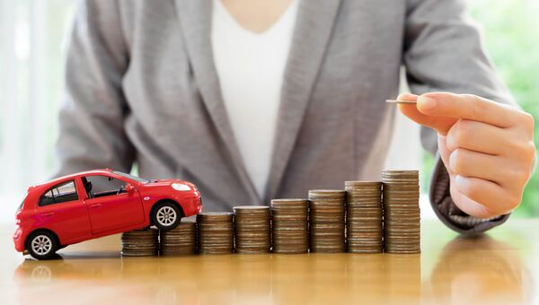 Игрушечный автомобиль и монеты. Архивное фото Игрушечный автомобиль и монеты. Архивное фото