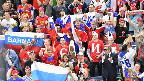 Болельщики во время матча группового этапа чемпионата мира по хоккею 2017 между сборными командами России и США Болельщики во время матча группового этапа чемпионата мира по хоккею 2017 между сборными командами России и США