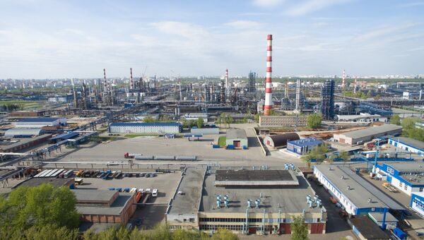 Московский нефтеперерабатывающий завод в районе Капотня Московский нефтеперерабатывающий завод в районе Капотня