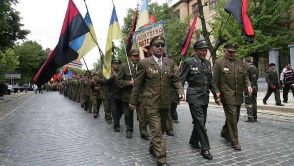 Ветераны Украинской повстанческой армии (УПА) во время шествия к памятнику Степану Бандере в честь Дня Героев в центре Львова Ветераны Украинской повстанческой армии (УПА) во время шествия к памятнику Степану Бандере в честь Дня Героев в центре Львова
