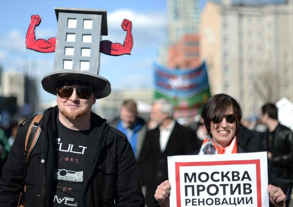 Участники митинга на проспекте Академика Сахарова против сноса пятиэтажек в Москве Участники митинга на проспекте Академика Сахарова против сноса пятиэтажек в Москве