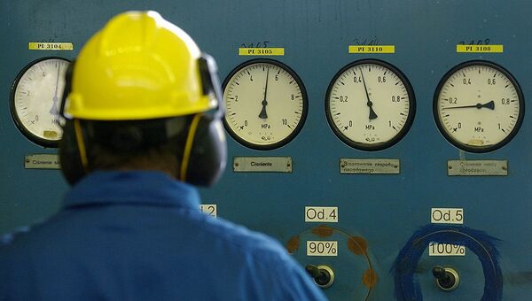 Сотрудник польской государственной нефтегазовой компании PGNiG на газораспределительной станции. Архивное фото Сотрудник польской государственной нефтегазовой компании PGNiG на газораспределительной станции. Архивное фото