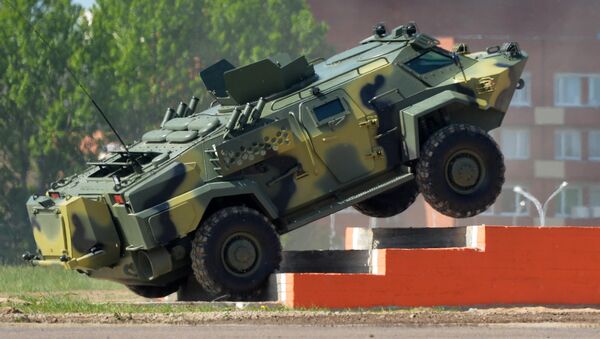 Мобильное бронированное транспортное средство Кайман белорусского производства на 8-й Международной выставке вооружения и военной техники Milex-2017 в Минске Мобильное бронированное транспортное средство Кайман белорусского производства на 8-й Международной выставке вооружения и военной техники Milex-2017 в Минске