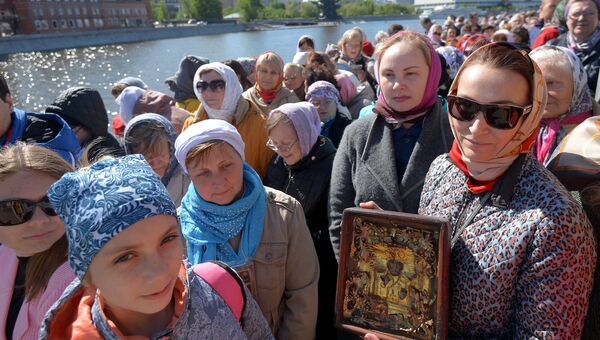 Верующие стоят в очереди к храму Христа Спасителя, где находится ковчег с мощами святителя Николая Чудотворца Верующие стоят в очереди к храму Христа Спасителя, где находится ковчег с мощами святителя Николая Чудотворца
