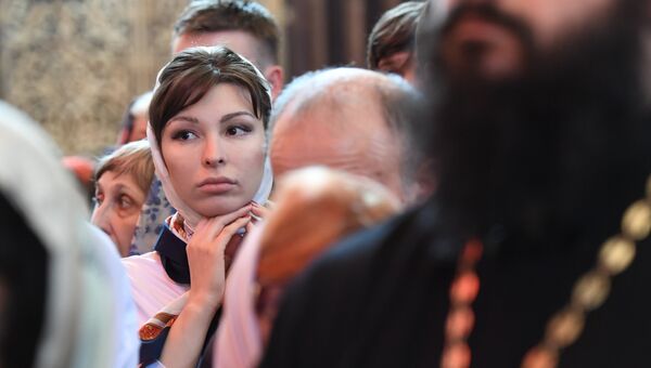 Верующие во время богослужения в храме Христа Спасителя, где находится ковчег с мощами святителя Николая Чудотворца Верующие во время богослужения в храме Христа Спасителя, где находится ковчег с мощами святителя Николая Чудотворца