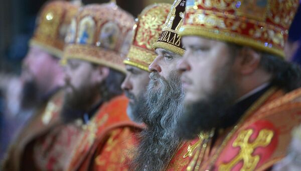 Священнослужители во время встречи в храме Христа Спасителя ковчега с мощами святителя Николая Чудотворца, доставленного спецбортом из итальянского города Бари Священнослужители во время встречи в храме Христа Спасителя ковчега с мощами святителя Николая Чудотворца, доставленного спецбортом из итальянского города Бари