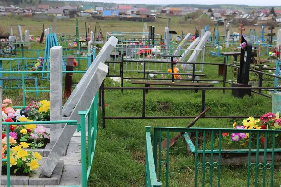 На Урале школьники разгромили 150 надгробий на кладбище, занимаясь паркуром