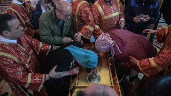 Поклонение верующих мощам святителя Николая Чудотворца в Храме Христа Спасителя Поклонение верующих мощам святителя Николая Чудотворца в Храме Христа Спасителя