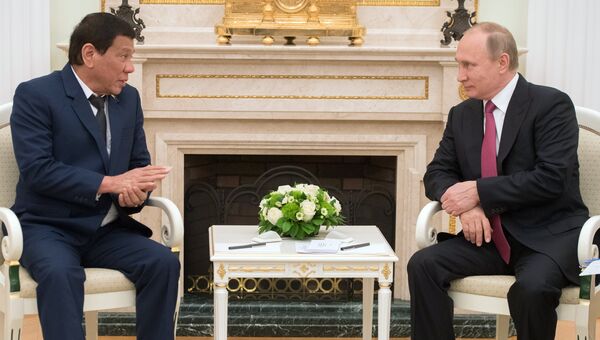 Президент РФ Владимир Путин и президент Филиппин Родриго Дутерте во время встречи. 23 мая 2017 Президент РФ Владимир Путин и президент Филиппин Родриго Дутерте во время встречи. 23 мая 2017