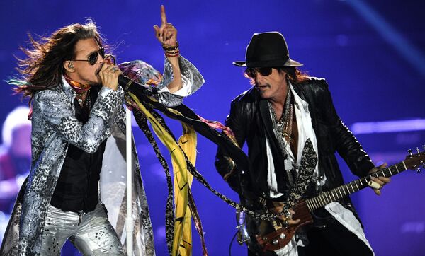 Солист американской группы Aerosmith Стивен Тайлер (слева) и гитарист Джо Перри во время концерта в спорткомплексе Олимпийский в Москве Солист американской группы Aerosmith Стивен Тайлер (слева) и гитарист Джо Перри во время концерта в спорткомплексе Олимпийский в Москве