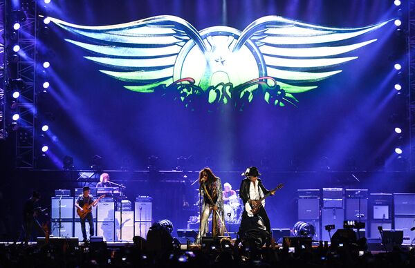 Солист американской группы Aerosmith Стивен Тайлер (слева) во время концерта в спорткомплексе Олимпийский в Москве Солист американской группы Aerosmith Стивен Тайлер (слева) во время концерта в спорткомплексе Олимпийский в Москве