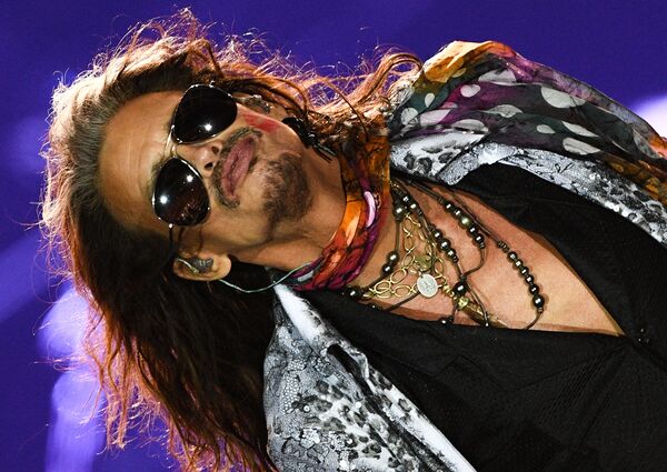 Солист американской группы Aerosmith Стивен Тайлер во время концерта в спорткомплексе Олимпийский в Москве Солист американской группы Aerosmith Стивен Тайлер во время концерта в спорткомплексе Олимпийский в Москве