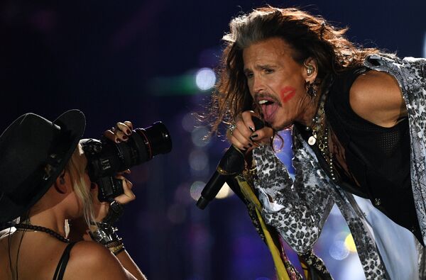 Солист американской группы Aerosmith Стивен Тайлер во время концерта в спорткомплексе Олимпийский в Москве Солист американской группы Aerosmith Стивен Тайлер во время концерта в спорткомплексе Олимпийский в Москве