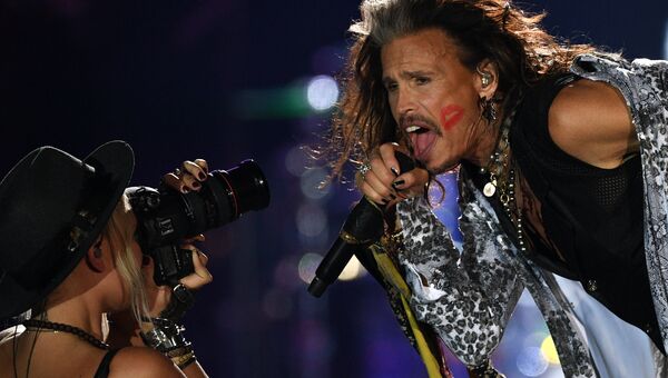 Солист американской группы Aerosmith Стивен Тайлер во время концерта в спорткомплексе Олимпийский в Москве Солист американской группы Aerosmith Стивен Тайлер во время концерта в спорткомплексе Олимпийский в Москве