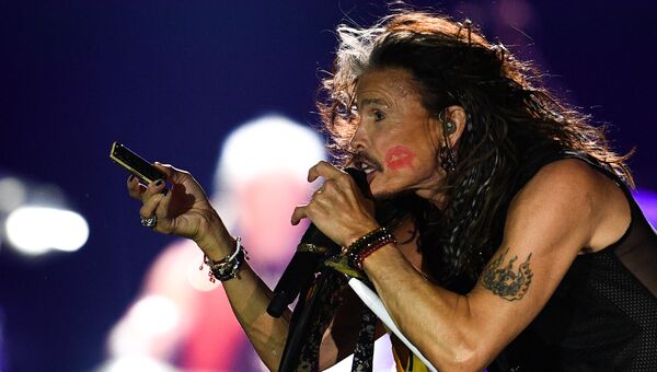 Солист американской группы Aerosmith Стивен Тайлер во время концерта в спорткомплексе Олимпийский в Москве Солист американской группы Aerosmith Стивен Тайлер во время концерта в спорткомплексе Олимпийский в Москве