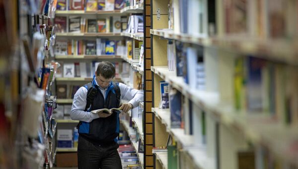 Покупатель в книжном магазине Покупатель в книжном магазине