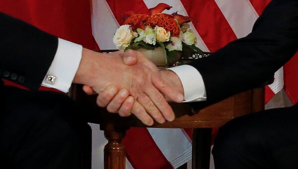 Рукопожатие президента США Дональд Трамп и президента Франции Эммануэль Макрон во время встречи Брюсселе, Бельгия. 25 мая 2017 Рукопожатие президента США Дональд Трамп и президента Франции Эммануэль Макрон во время встречи Брюсселе, Бельгия. 25 мая 2017