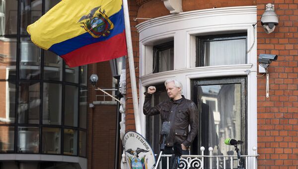 Сооснователь WikiLeaks Джулиан Ассанж на балконе здания посольства Эквадора в Лондоне. Архивное фото Сооснователь WikiLeaks Джулиан Ассанж на балконе здания посольства Эквадора в Лондоне. Архивное фото