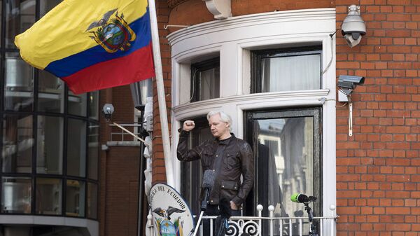 Сооснователь WikiLeaks Джулиан Ассанж на балконе здания посольства Эквадора в Лондоне. Архивное фото Сооснователь WikiLeaks Джулиан Ассанж на балконе здания посольства Эквадора в Лондоне. Архивное фото