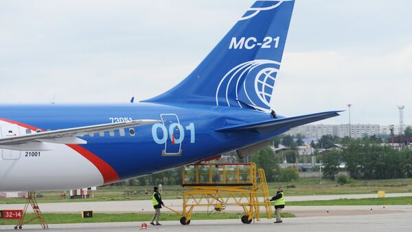Новый российский пассажирский самолет МС-21 перед своим первым полетом Новый российский пассажирский самолет МС-21 перед своим первым полетом
