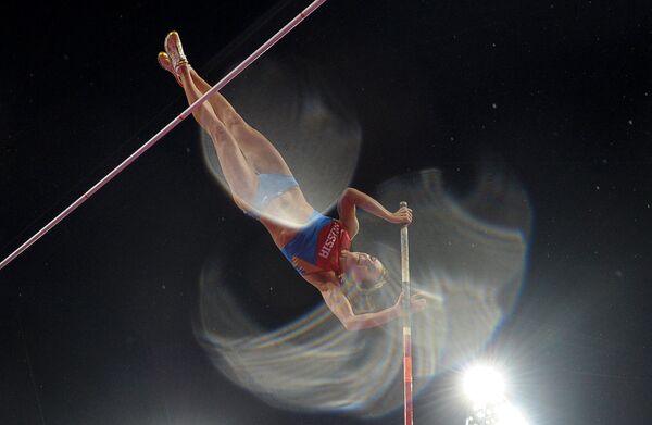 Российская спортсменка Елена Исинбаева во время финальных соревнований по прыжкам с шестом на XXX летних Олимпийских играх в Лондоне. Август 2012 года Российская спортсменка Елена Исинбаева во время финальных соревнований по прыжкам с шестом на XXX летних Олимпийских играх в Лондоне. Август 2012 года