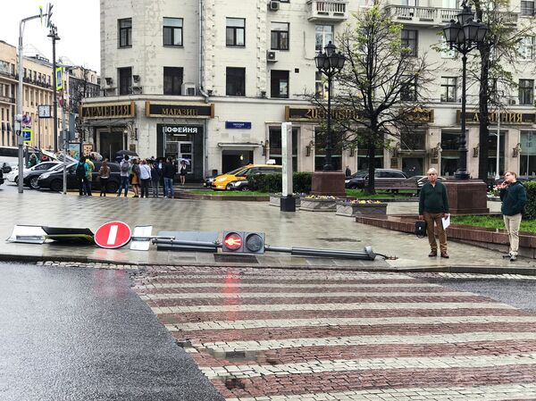 Поваленный ураганом светофор на Тверском бульваре в Москве Поваленный ураганом светофор на Тверском бульваре в Москве