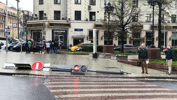 Поваленный ураганом светофор на Тверском бульваре в Москве Поваленный ураганом светофор на Тверском бульваре в Москве