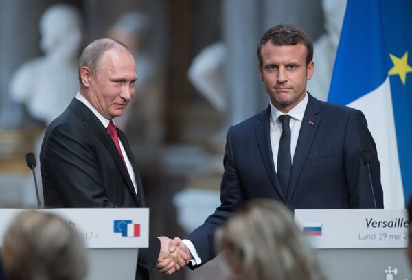 Владимир Путин и Эммануэль Макрон во время совместной пресс-конференции по итогам российско-французских переговоров в Версальском дворце. 29 мая 2017 Владимир Путин и Эммануэль Макрон во время совместной пресс-конференции по итогам российско-французских переговоров в Версальском дворце. 29 мая 2017