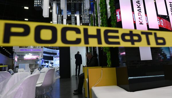 Стенд компании Роснефть в Экспофоруме накануне открытия Санкт-Петербургского международного экономического форума 2017 Стенд компании Роснефть в Экспофоруме накануне открытия Санкт-Петербургского международного экономического форума 2017