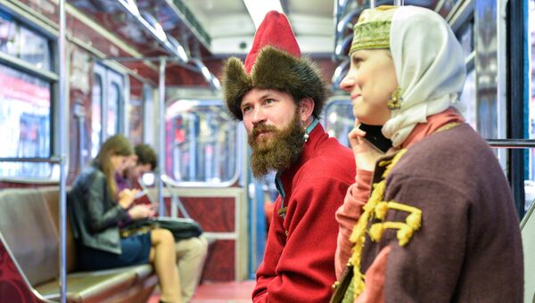 Участники костюмированного мероприятия в вагоне брендированного поезда фестиваля Времена и эпохи в Московском метрополитене Участники костюмированного мероприятия в вагоне брендированного поезда фестиваля Времена и эпохи в Московском метрополитене