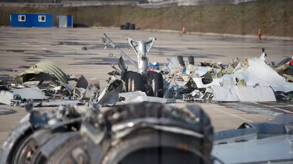 Обломки упавшего самолета Минобороны РФ Ту-154 на территории сочинского аэропорта