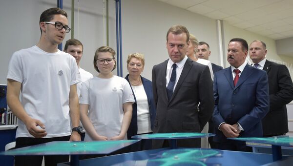 Председатель правительства РФ Дмитрий Медведев во время посещения детского технопарка Кванториум. 1 июня 2017 Председатель правительства РФ Дмитрий Медведев во время посещения детского технопарка Кванториум. 1 июня 2017