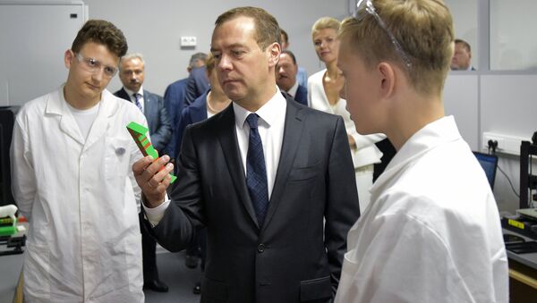 Председатель правительства РФ Дмитрий Медведев во время посещения детского технопарка Кванториум. 1 июня 2017 Председатель правительства РФ Дмитрий Медведев во время посещения детского технопарка Кванториум. 1 июня 2017