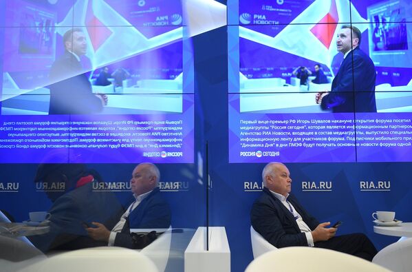 Генеральный директор МИА Россия сегодня Дмитрий Киселев на Санкт-Петербургском международном экономическом форуме 2017 Генеральный директор МИА Россия сегодня Дмитрий Киселев на Санкт-Петербургском международном экономическом форуме 2017