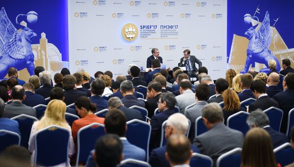Председатель совета Фонда Центра стратегических разработок, заместитель председателя Экономического совета при президенте РФ Алексей Кудрин (на дальнем плане слева) во время беседы о будущем Россия 2035 в рамках Санкт-Петербургского международного экономического форума 2017 Председатель совета Фонда Центра стратегических разработок, заместитель председателя Экономического совета при президенте РФ Алексей Кудрин (на дальнем плане слева) во время беседы о будущем Россия 2035 в рамках Санкт-Петербургского международного экономического форума 2017