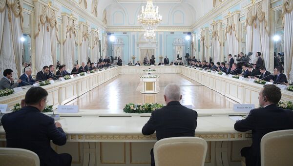 Встреча президента РФ Владимира Путина с активом международного экспертного совета Российского фонда прямых инвестиций и представителями международного инвестиционного сообщества. 1 июня 2017 Встреча президента РФ Владимира Путина с активом международного экспертного совета Российского фонда прямых инвестиций и представителями международного инвестиционного сообщества. 1 июня 2017