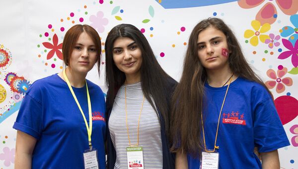 Участницы из Турции Туче и Ирмак с волонтером Участницы из Турции Туче и Ирмак с волонтером