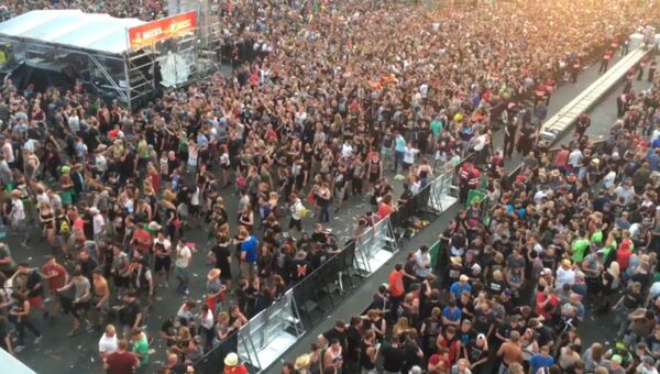 Посетители рок-фестиваля Rock am Ring в Германии пели песни во время эвакуации Посетители рок-фестиваля Rock am Ring в Германии пели песни во время эвакуации