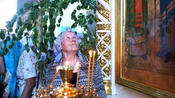 Прихожане в кафедральном соборе Рождества Христова в день праздника святой Троицы в Омске