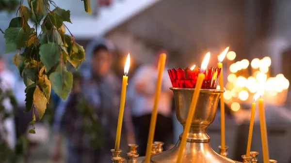 Подросток прикурил от свечи в православном храме