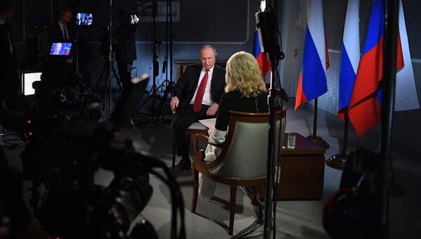 Президент РФ Владимир Путин и телеведущая NBC News Меган Келли во время интервью. 3 июня 2017 Президент РФ Владимир Путин и телеведущая NBC News Меган Келли во время интервью. 3 июня 2017