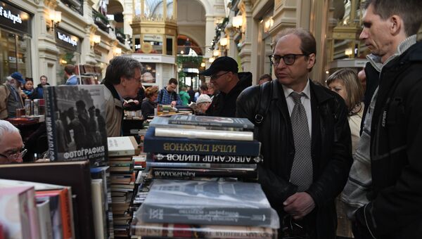 Посетители на книжном фестивале Красная площадь в Москве Посетители на книжном фестивале Красная площадь в Москве